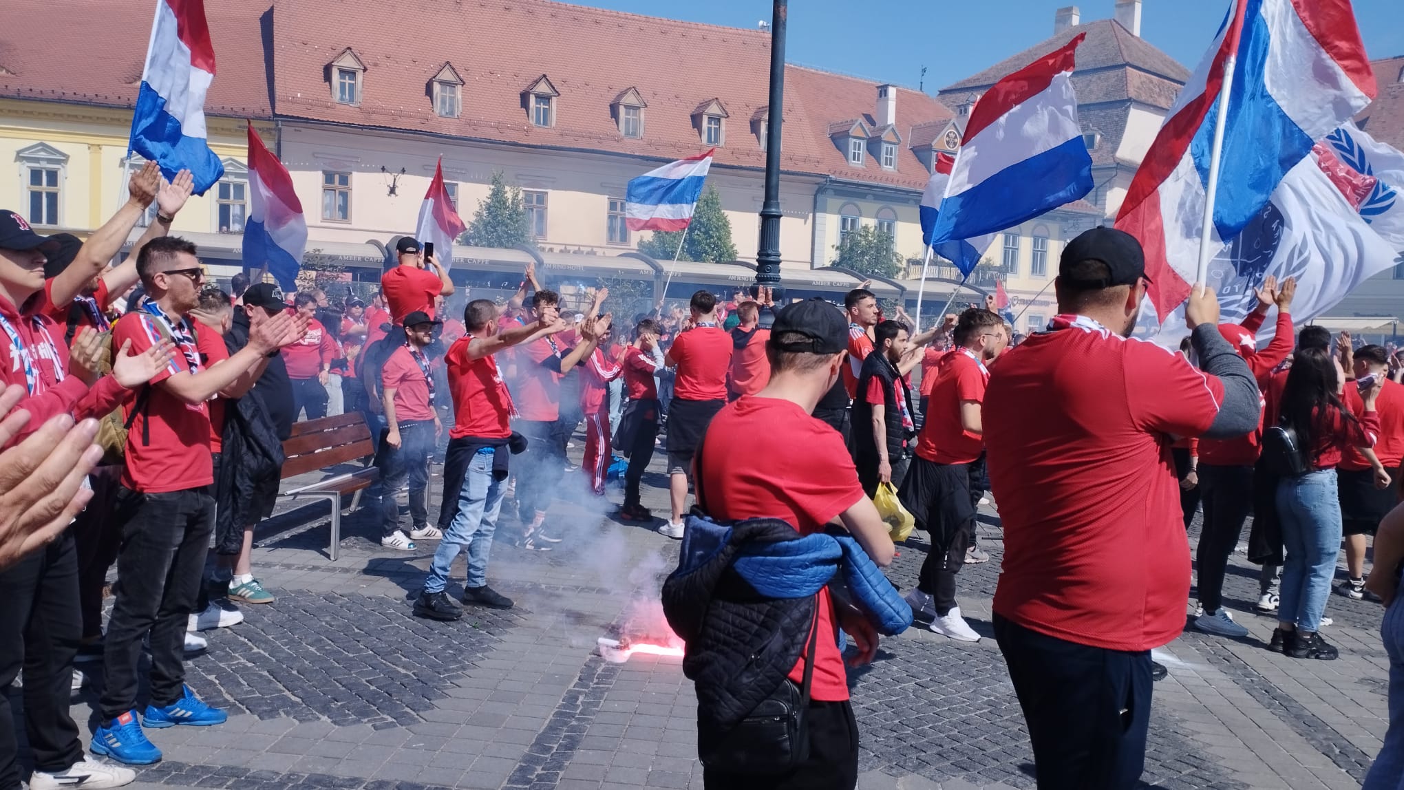 ACTUALIZARE Finala Cupei României, la Sibiu. Terasele din centru sunt pline. Suporterii au găsit soluția pentru consumul de alcool. Fumigene și petarde