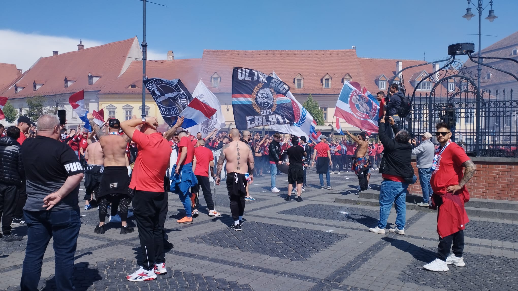 ACTUALIZARE Finala Cupei României, la Sibiu. Terasele din centru sunt pline. Suporterii au găsit soluția pentru consumul de alcool. Fumigene și petarde