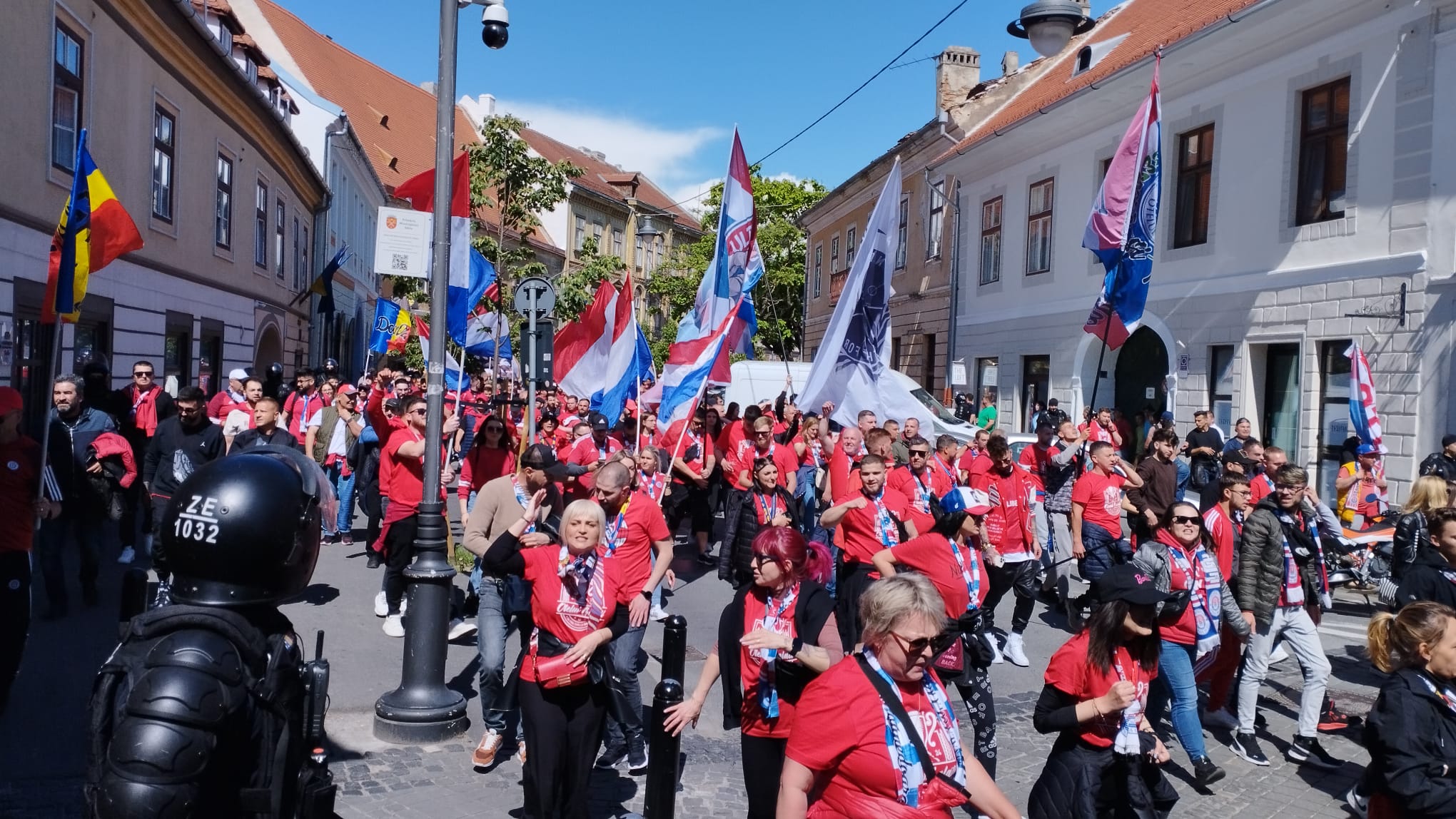 ACTUALIZARE Finala Cupei României, la Sibiu. Terasele din centru sunt pline. Suporterii au găsit soluția pentru consumul de alcool. Fumigene și petarde
