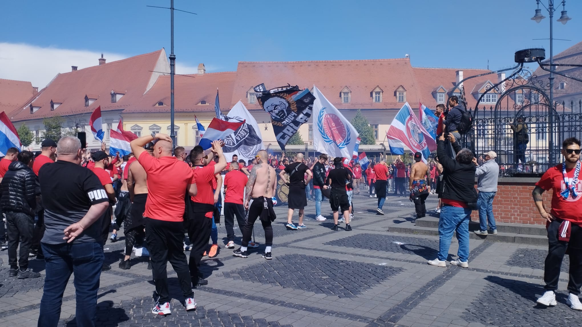ACTUALIZARE Finala Cupei României, la Sibiu. Terasele din centru sunt pline. Suporterii au găsit soluția pentru consumul de alcool. Fumigene și petarde