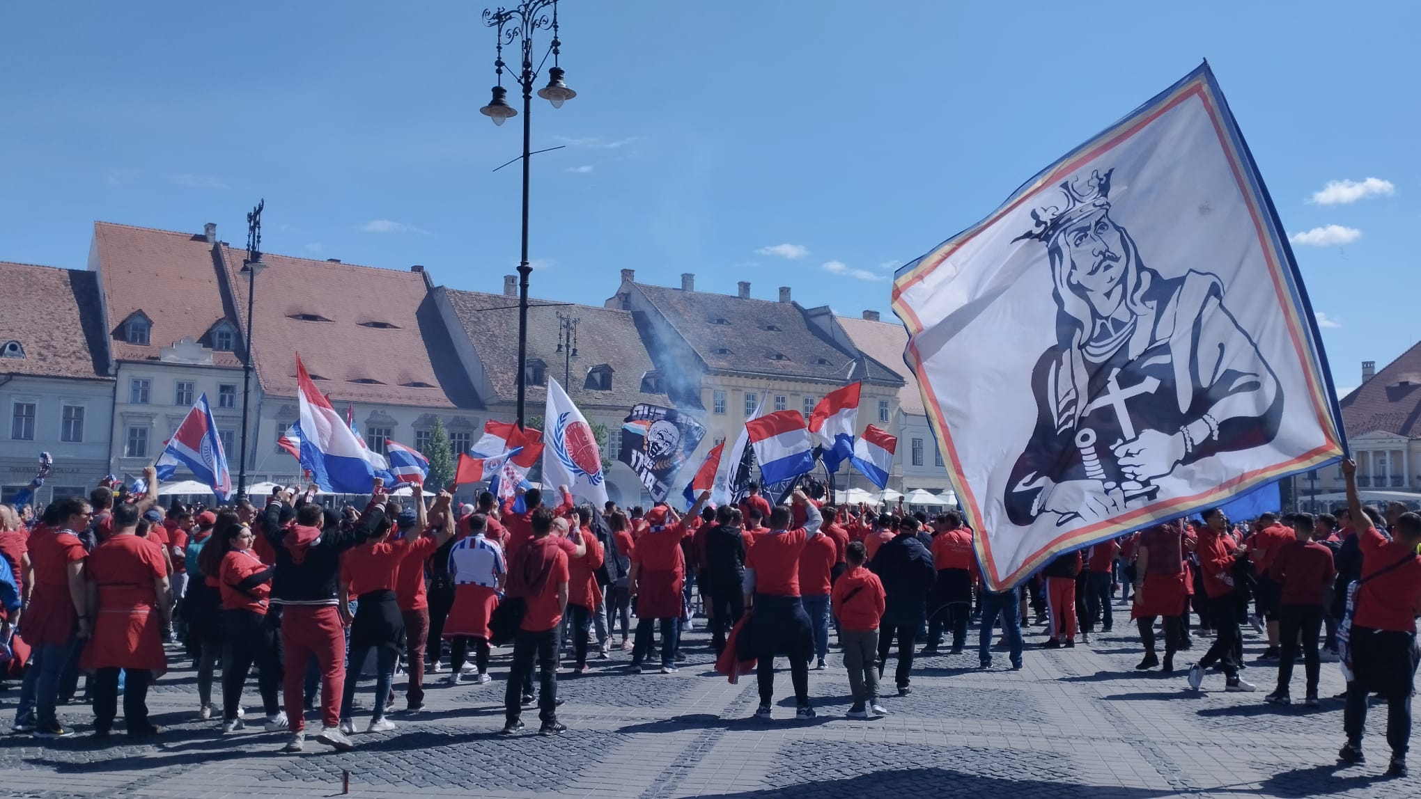 ACTUALIZARE Finala Cupei României, la Sibiu. Terasele din centru sunt pline. Suporterii au găsit soluția pentru consumul de alcool. Fumigene și petarde