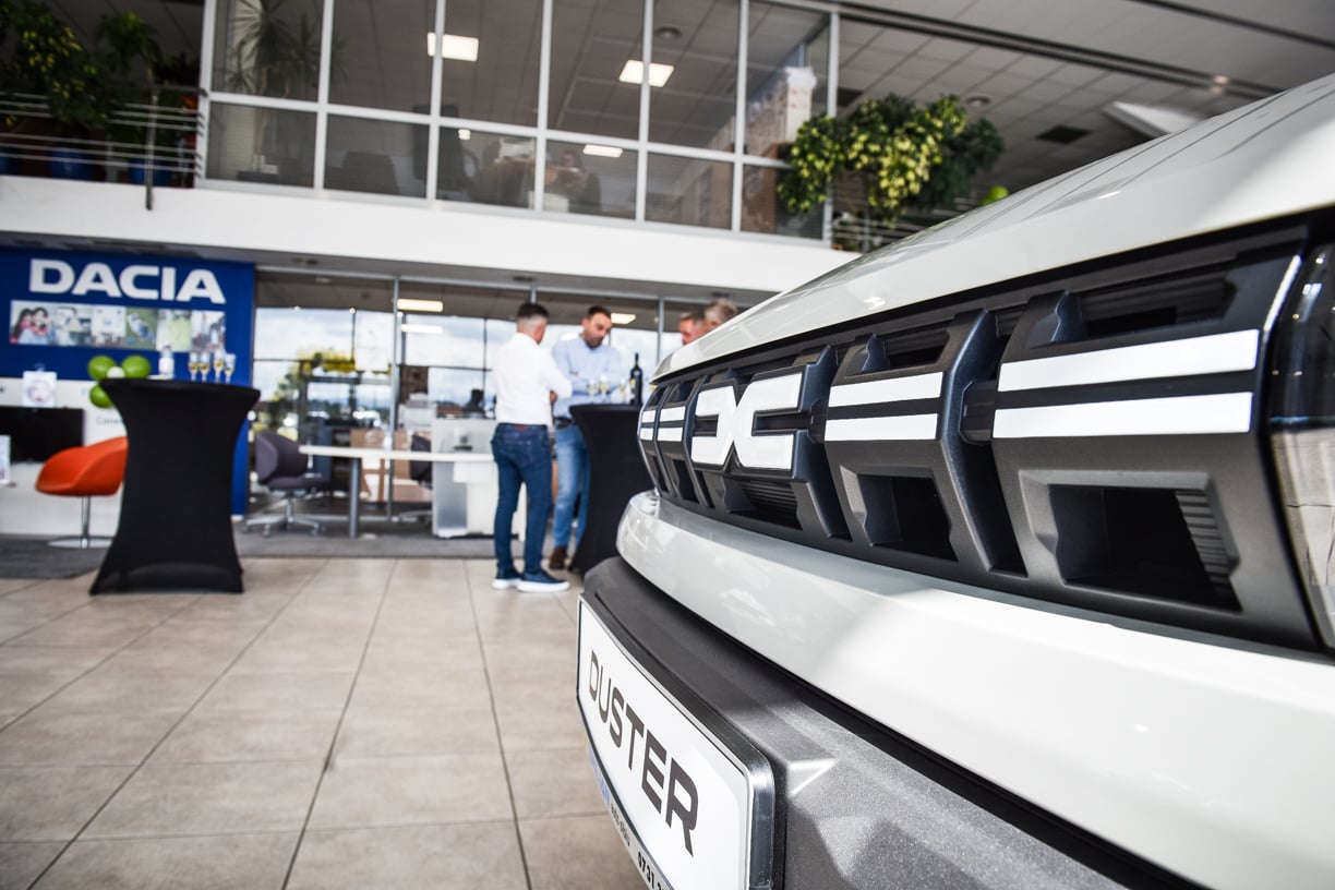 Noul Dacia Duster s-a lansat la Sibiu. Dorian Ștefan, directorul Emilian Auto: Este un motiv de bucurie și de mândrie mai ales că luna viitoare împlinim 30 de ani de când avem acest parteneriat cu Dacia