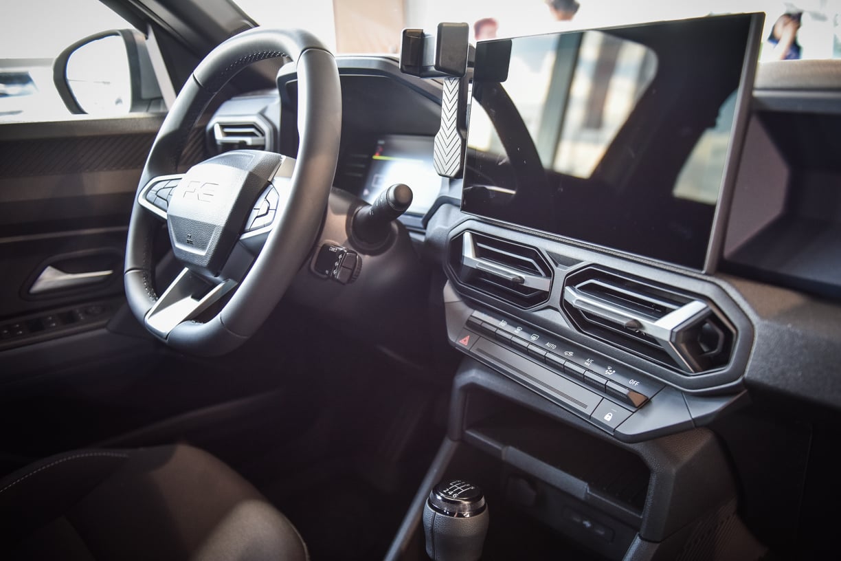 Noul Dacia Duster s-a lansat la Sibiu. Dorian Ștefan, directorul Emilian Auto: Este un motiv de bucurie și de mândrie mai ales că luna viitoare împlinim 30 de ani de când avem acest parteneriat cu Dacia