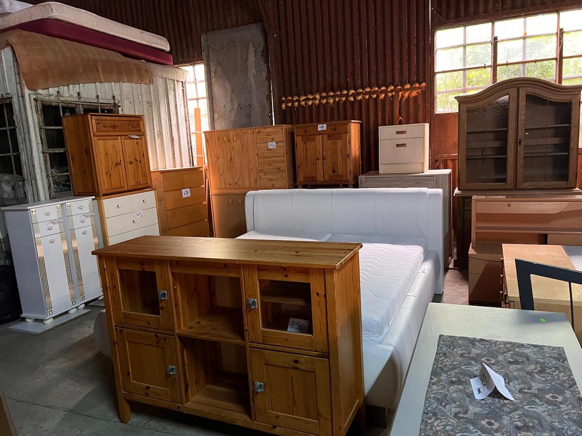 Doi maramureșeni stabiliți la Sibiu și-au deschis afacere cu mobilă second hand, cu investiție inițială de 20.000 de euro: Prețurile sunt sub jumătatea pieței