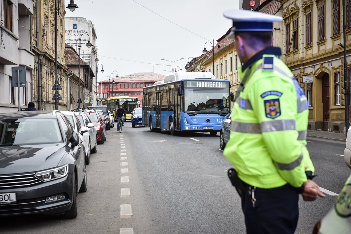 politist-politia-trafic-circulatie-saguna-autobun-tursib-1-kaq2