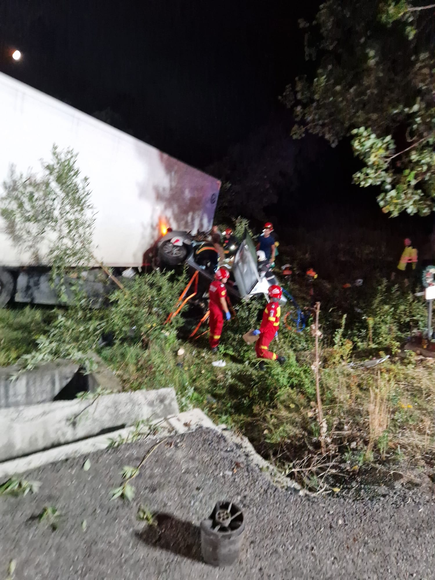 Un TIR a spulberat o mașină într-un grav accident la Porumbacu de Jos. Două persoane au murit, iar un tânăr de 18 ani a fost transportat la spital în comă