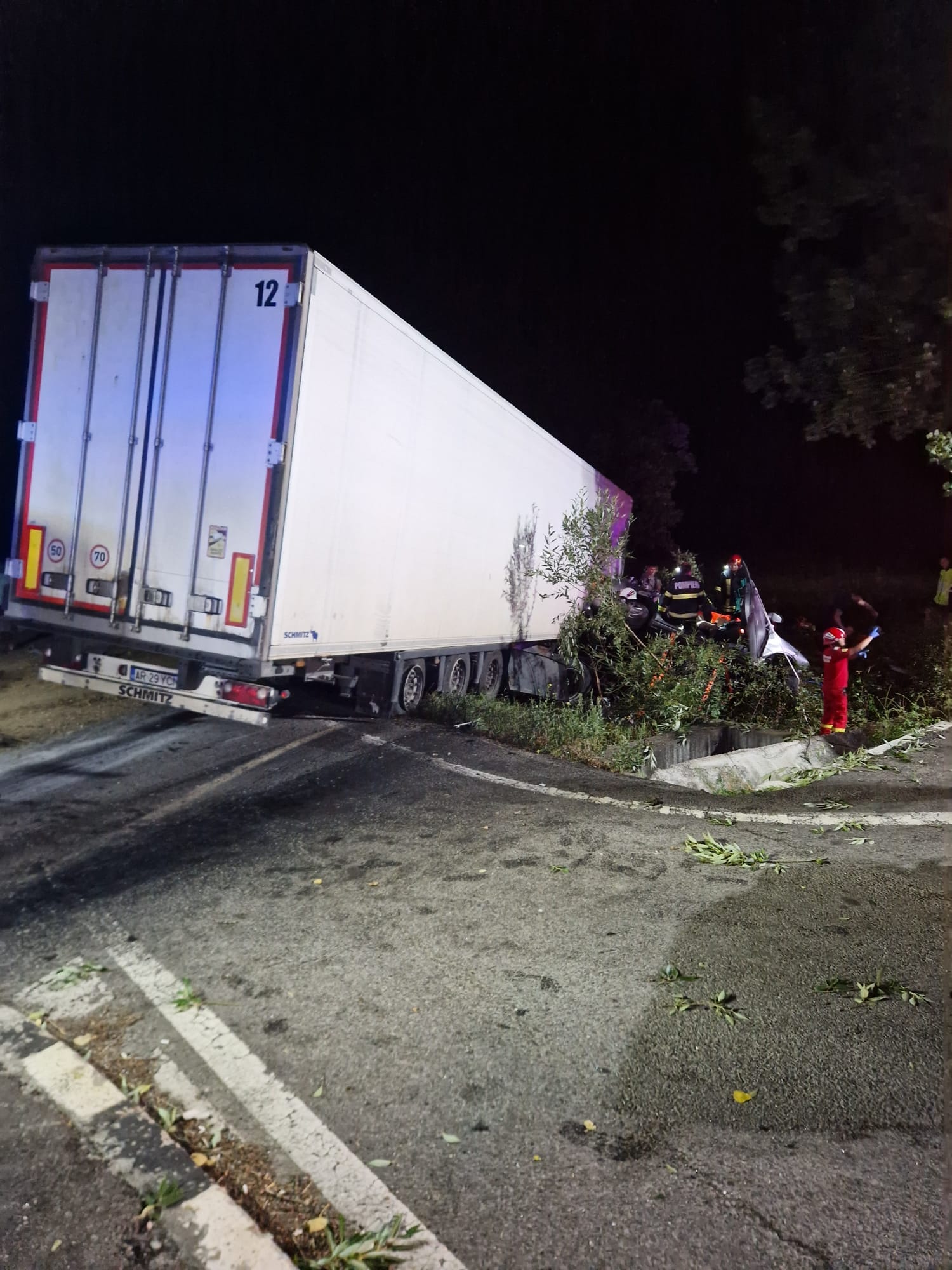 Un TIR a spulberat o mașină într-un grav accident la Porumbacu de Jos. Două persoane au murit, iar un tânăr de 18 ani a fost transportat la spital în comă