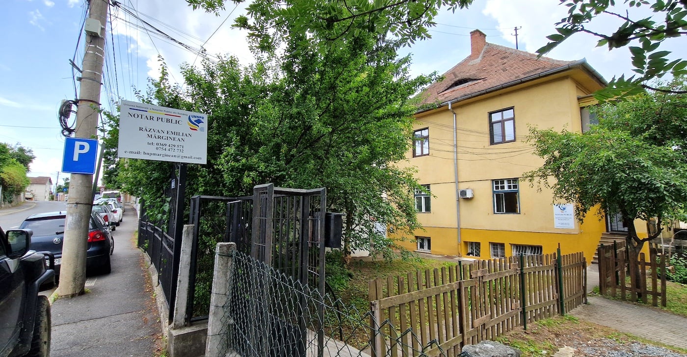Notarul din Dosarul cămătarilor din Sibiu a fost reinstalat în funcție. Victimele, chemate în judecată pentru sechestre. „Încredere în Justiție? Zero!”