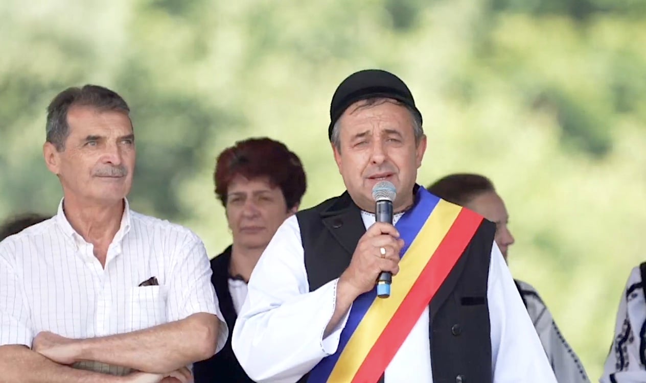Sărbătoare dublă la Gura Râului: Bujorul de munte a împlinit 20 de ani, iar Cindrelul – Junii Sibiu au dansat pentru cei 80 de ani „Acest festival nu are voie să se oprească aici”