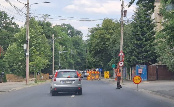 Circulație îngreunată pe strada Avrig din cauza lucrărilor. Traficul este dirijat ”la paletă”