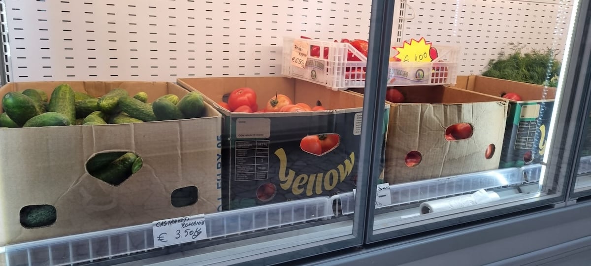 Magazin sibian la 13 kilometri de Domul din Milano: brânză din Jina, carne de la Samaria. Telemeaua de oaie se vinde cu 17 euro / kg