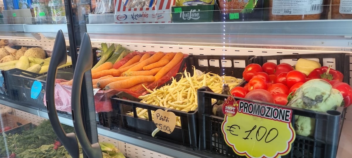 Magazin sibian la 13 kilometri de Domul din Milano: brânză din Jina, carne de la Samaria. Telemeaua de oaie se vinde cu 17 euro / kg