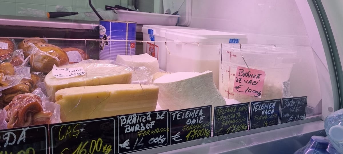Magazin sibian la 13 kilometri de Domul din Milano: brânză din Jina, carne de la Samaria. Telemeaua de oaie se vinde cu 17 euro / kg