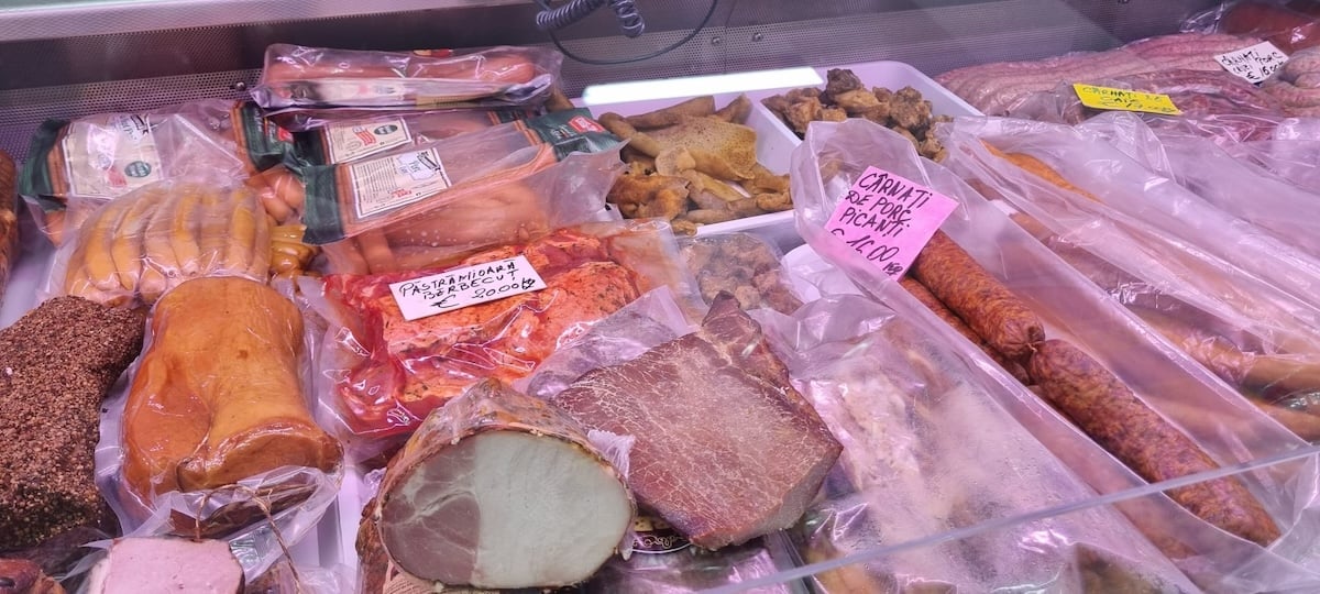 Magazin sibian la 13 kilometri de Domul din Milano: brânză din Jina, carne de la Samaria. Telemeaua de oaie se vinde cu 17 euro / kg