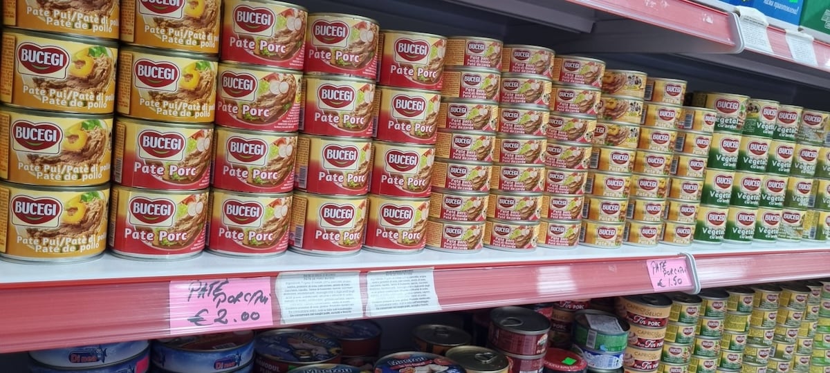 Magazin sibian la 13 kilometri de Domul din Milano: brânză din Jina, carne de la Samaria. Telemeaua de oaie se vinde cu 17 euro / kg