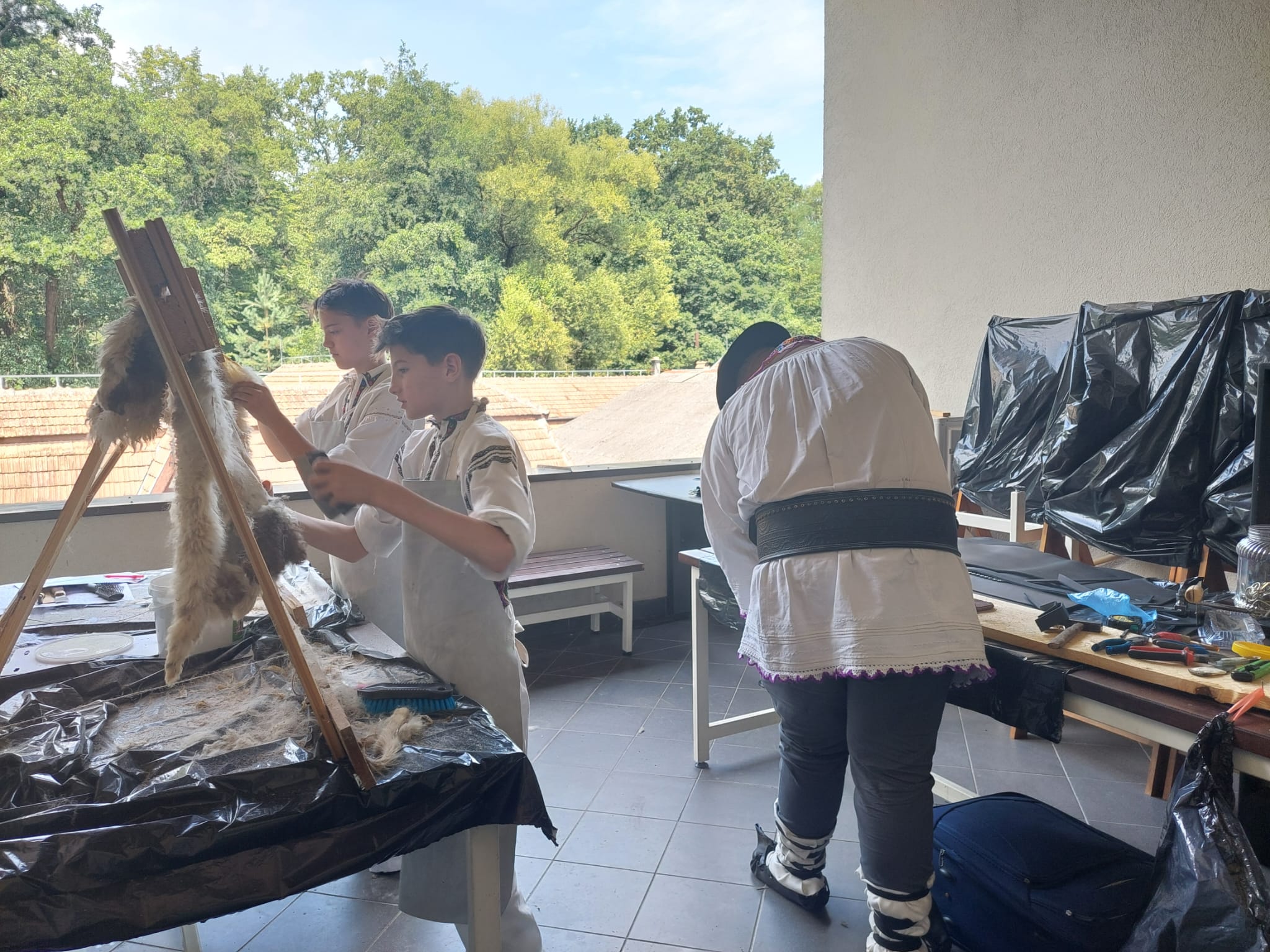 Copii specializați în tăbăcitul pieilor și brâie de Cartea Recordurilor la Olimpiada Națională a Meșteșugurilor de la Sibiu. Prof. Moise: „Identitatea este singura care ne legitimează în lume”