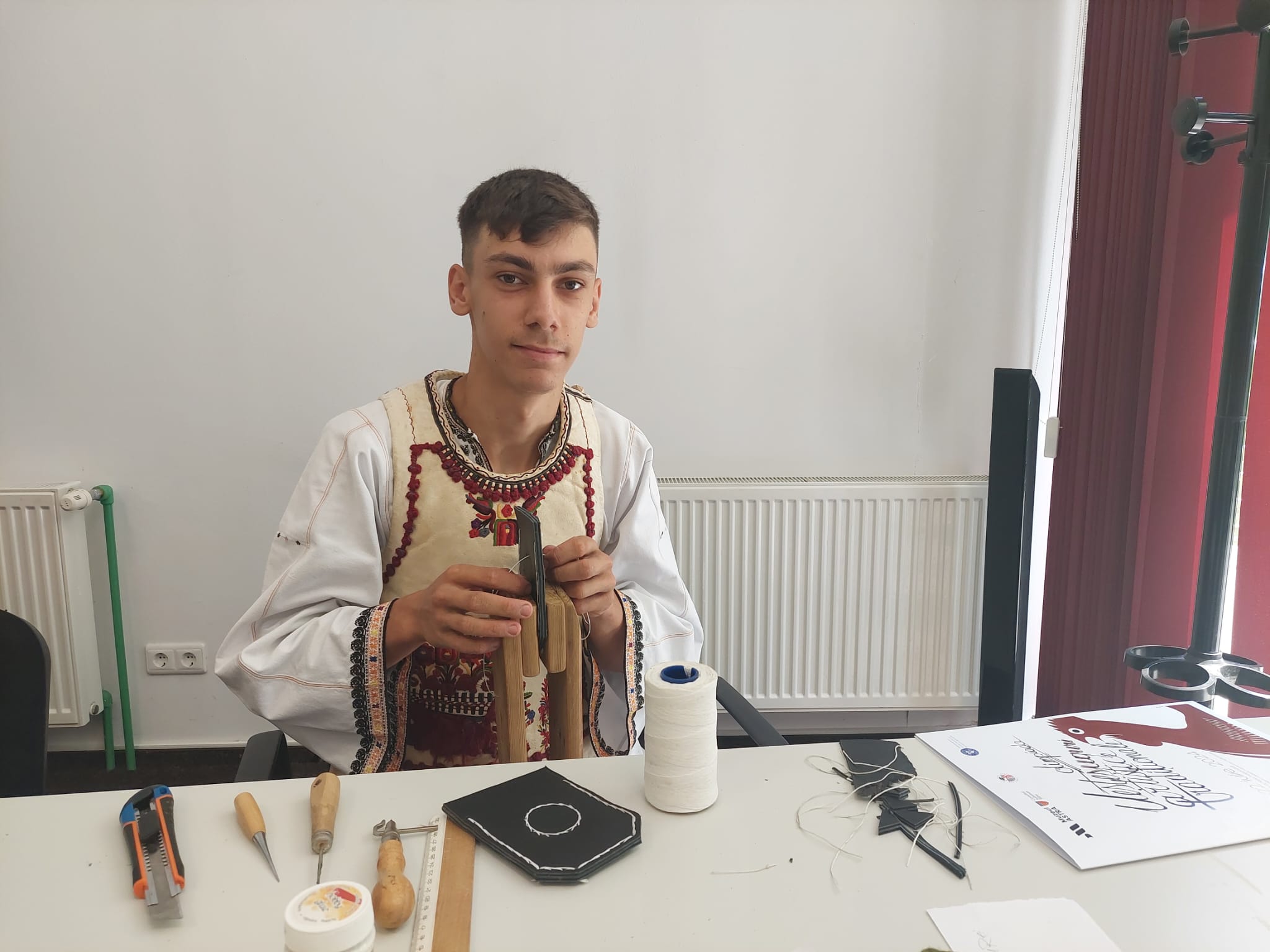 Copii specializați în tăbăcitul pieilor și brâie de Cartea Recordurilor la Olimpiada Națională a Meșteșugurilor de la Sibiu. Prof. Moise: „Identitatea este singura care ne legitimează în lume”