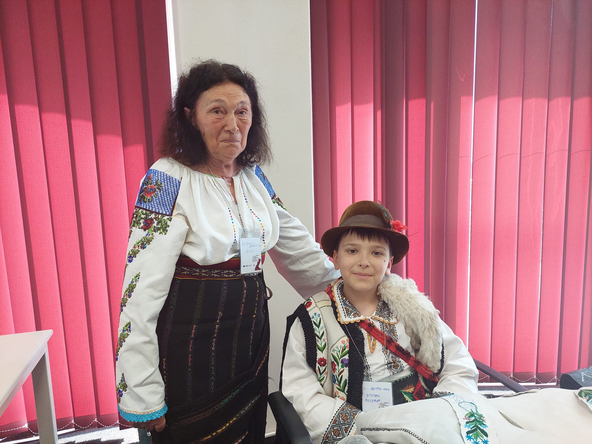 Copii specializați în tăbăcitul pieilor și brâie de Cartea Recordurilor la Olimpiada Națională a Meșteșugurilor de la Sibiu. Prof. Moise: „Identitatea este singura care ne legitimează în lume”