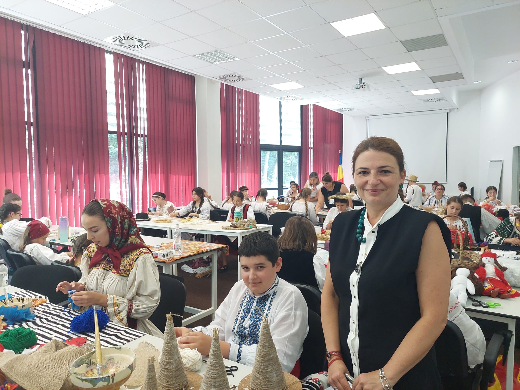 Copii specializați în tăbăcitul pieilor și brâie de Cartea Recordurilor la Olimpiada Națională a Meșteșugurilor de la Sibiu. Prof. Moise: „Identitatea este singura care ne legitimează în lume”