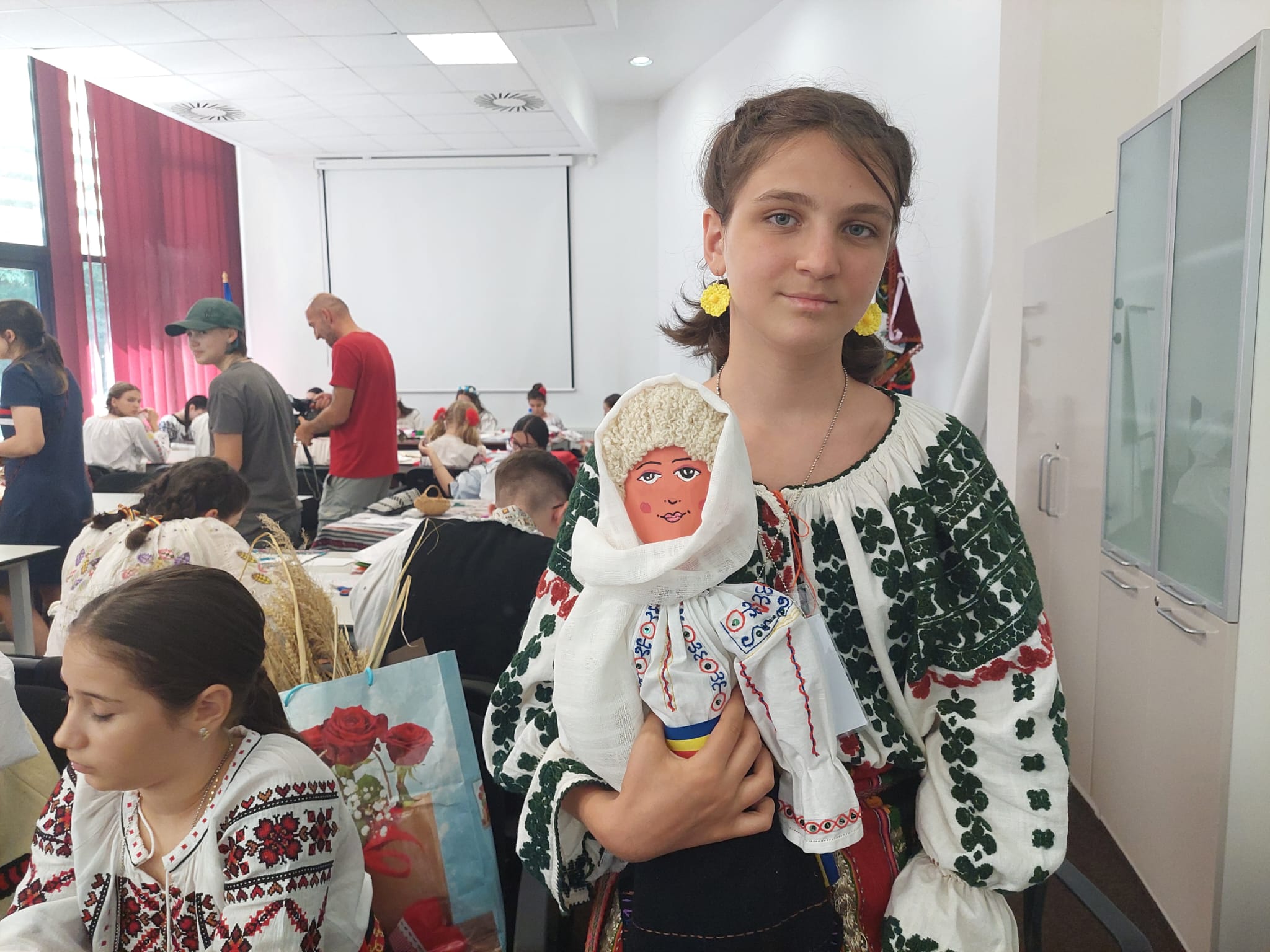Copii specializați în tăbăcitul pieilor și brâie de Cartea Recordurilor la Olimpiada Națională a Meșteșugurilor de la Sibiu. Prof. Moise: „Identitatea este singura care ne legitimează în lume”