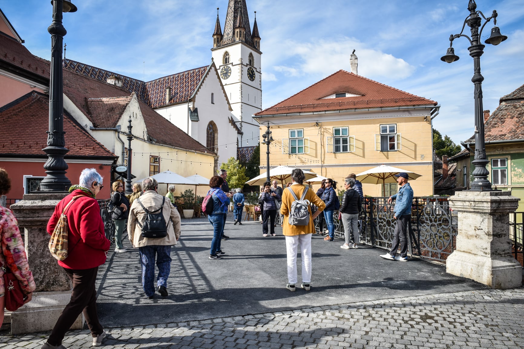 sibiu-podul-mincinosilor-turisti-3-ykgr