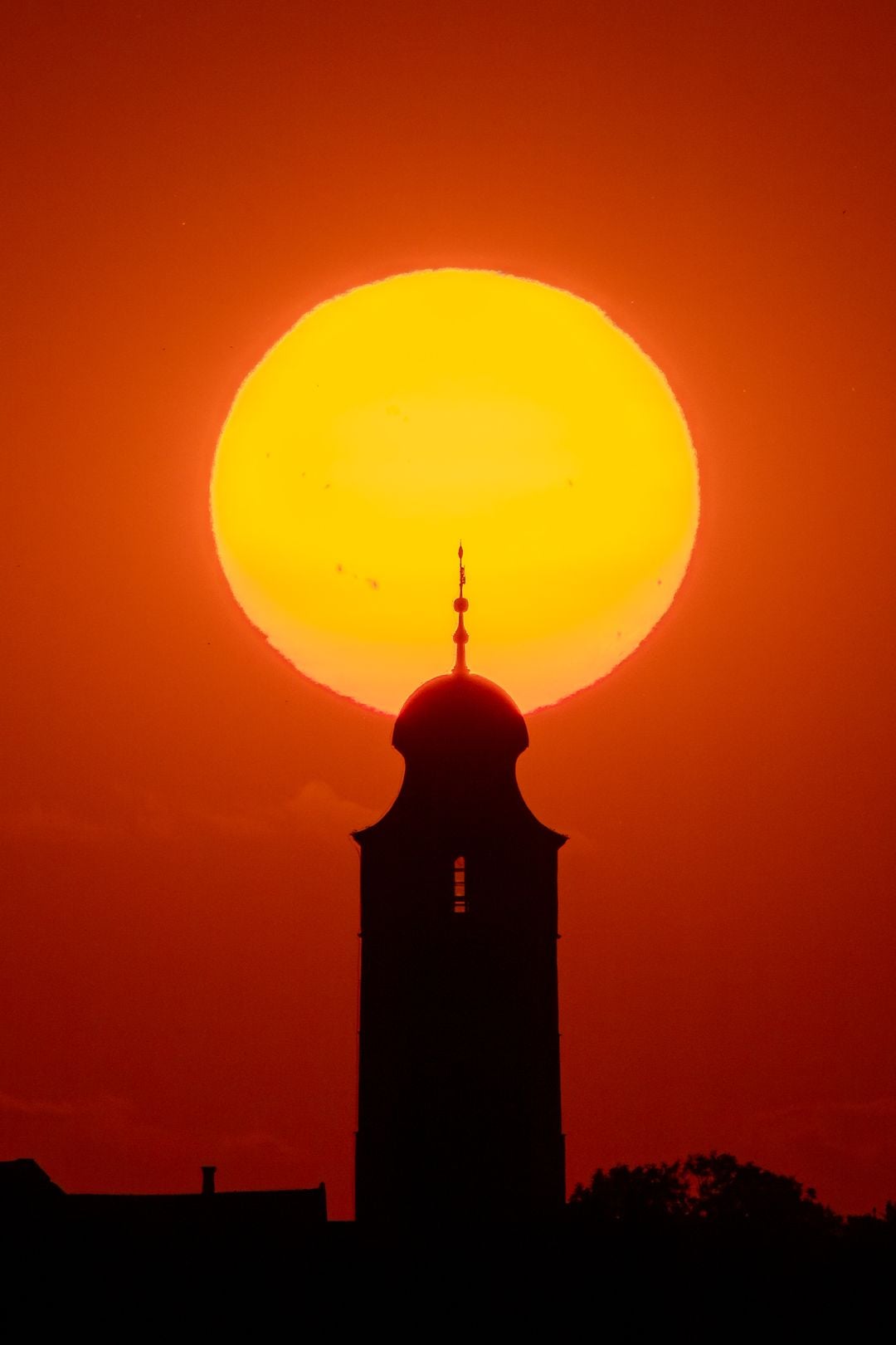 Superluna Albastră, Catedrala Mitropolitană și Vârful Negoiu, surprinse de fotograful sibian Adrian Bugariu. „Am gândit de mult timp fotografia aceasta, nu este întâmplătoare”