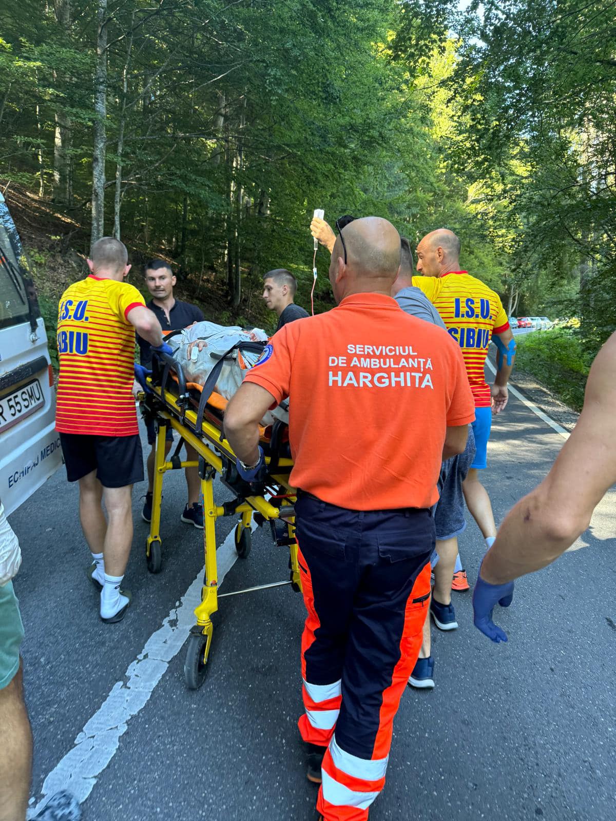 „Au făcut tot ce s-a putut, cu mâinile aproape goale”. Pompierii sibieni au salvat o familie cu un copil mic, implicată într-un accident în Harghita
