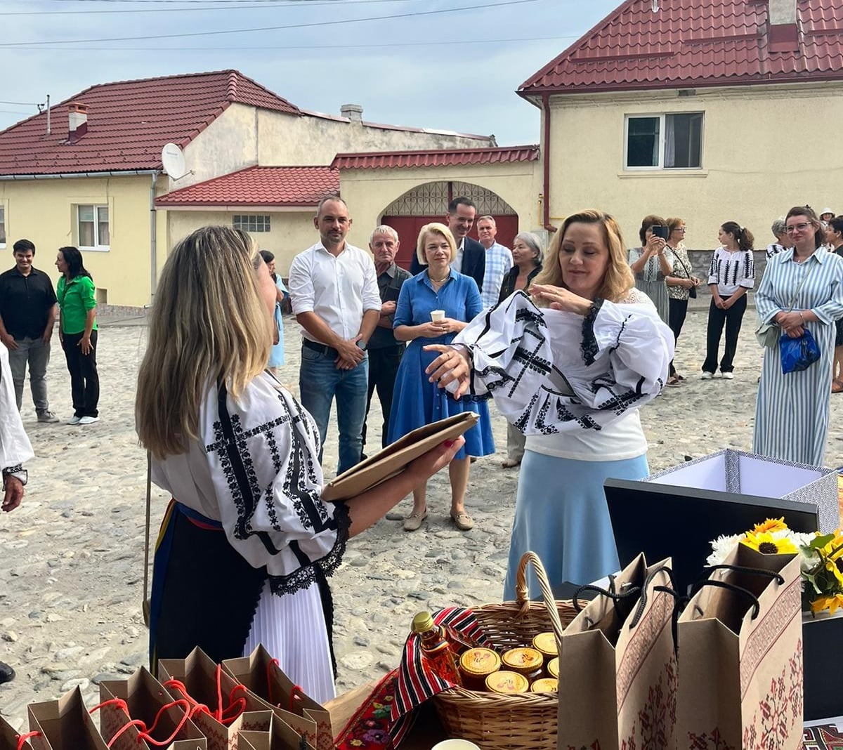 Vizită la Turnu Roșu: candidata USR la președinție, Elena Lasconi, a primit o ie de Sibiu. „Cel mai important este să fii autentic”