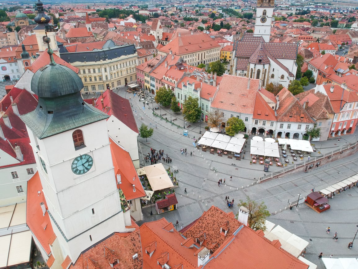 Căutăm colegi (redacția își are sediul chiar lângă monumentul Turnul Sfatului din Sibiu). Foto: arhiva turnulsfatului.ro