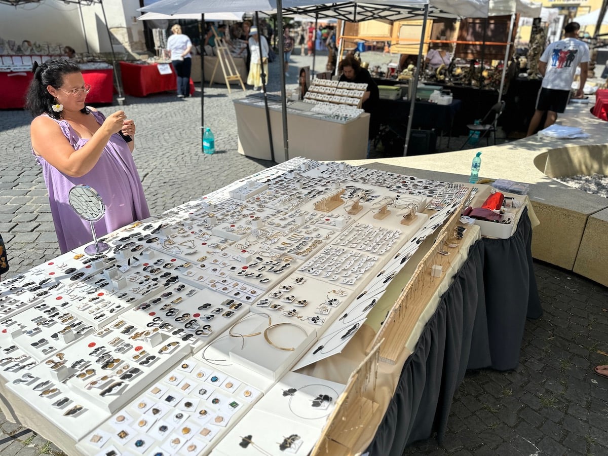 Vizitați „Târgul de antichități și handmade” din Piața Huet. „Nu suntem o piață, ci un târg definit prin muncă și migală”