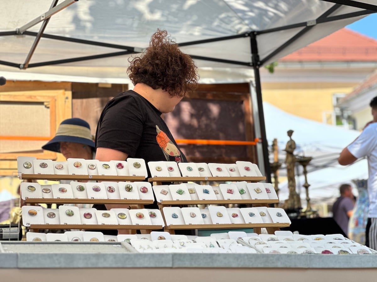 Vizitați „Târgul de antichități și handmade” din Piața Huet. „Nu suntem o piață, ci un târg definit prin muncă și migală”