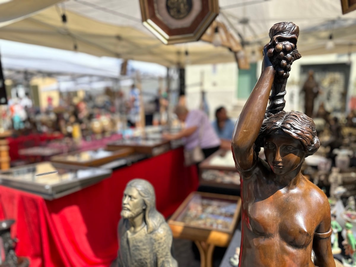 Vizitați „Târgul de antichități și handmade” din Piața Huet. „Nu suntem o piață, ci un târg definit prin muncă și migală”