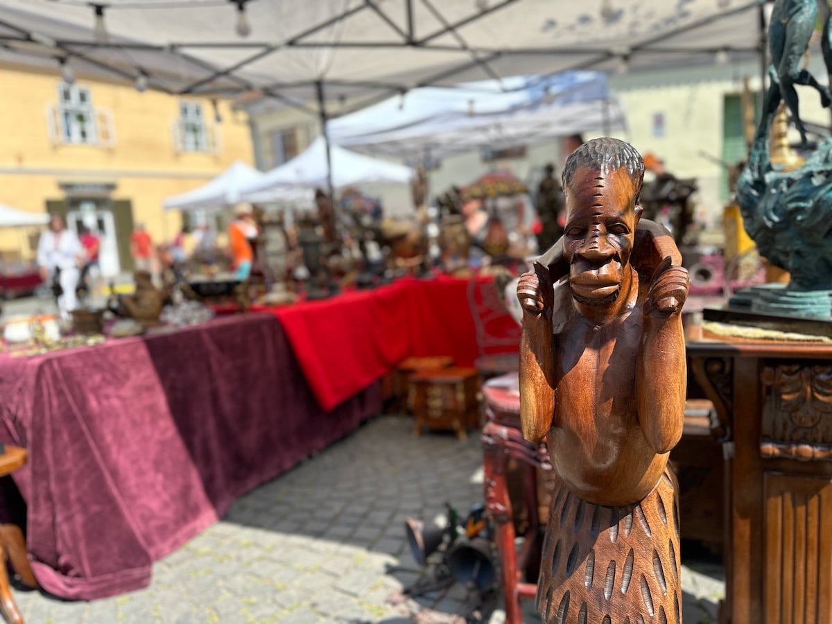 Vizitați „Târgul de antichități și handmade” din Piața Huet. „Nu suntem o piață, ci un târg definit prin muncă și migală”