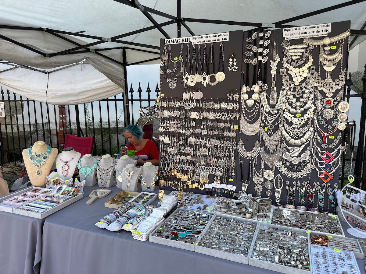Vizitați „Târgul de antichități și handmade” din Piața Huet. „Nu suntem o piață, ci un târg definit prin muncă și migală”
