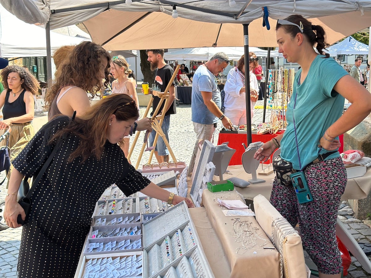 Vizitați „Târgul de antichități și handmade” din Piața Huet. „Nu suntem o piață, ci un târg definit prin muncă și migală”