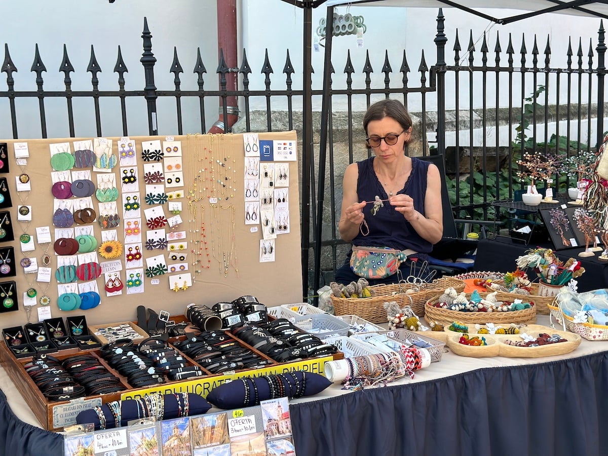Vizitați „Târgul de antichități și handmade” din Piața Huet. „Nu suntem o piață, ci un târg definit prin muncă și migală”