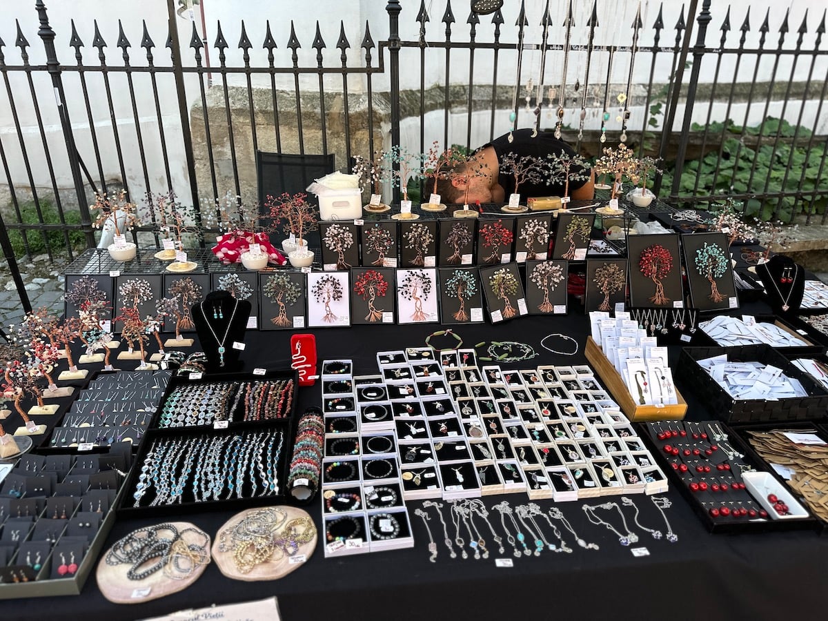 Vizitați „Târgul de antichități și handmade” din Piața Huet. „Nu suntem o piață, ci un târg definit prin muncă și migală”