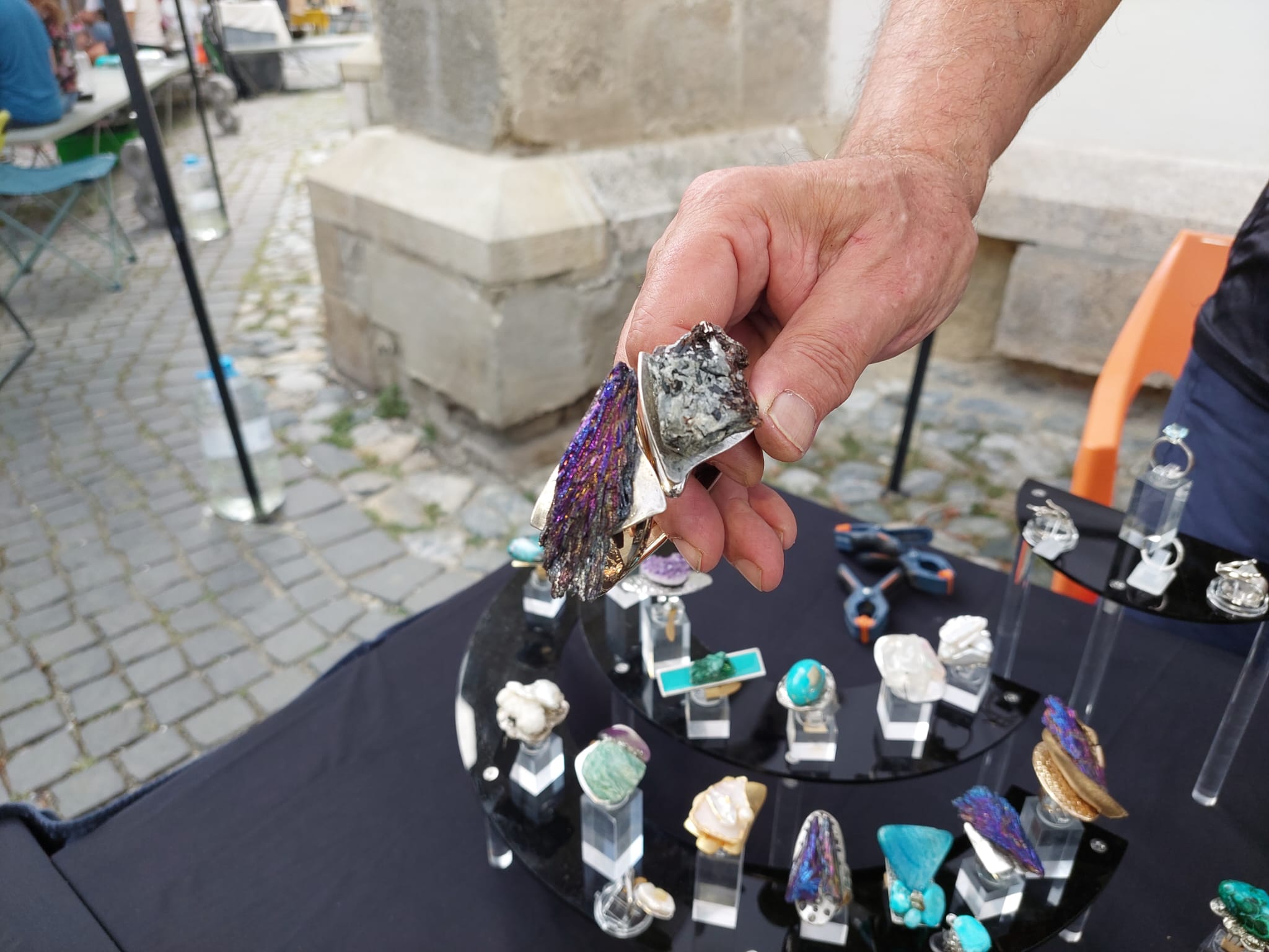 Vizitați „Târgul de antichități și handmade” din Piața Huet. „Nu suntem o piață, ci un târg definit prin muncă și migală”