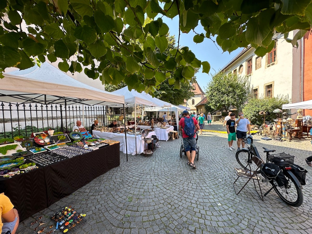 Vizitați „Târgul de antichități și handmade” din Piața Huet. „Nu suntem o piață, ci un târg definit prin muncă și migală”