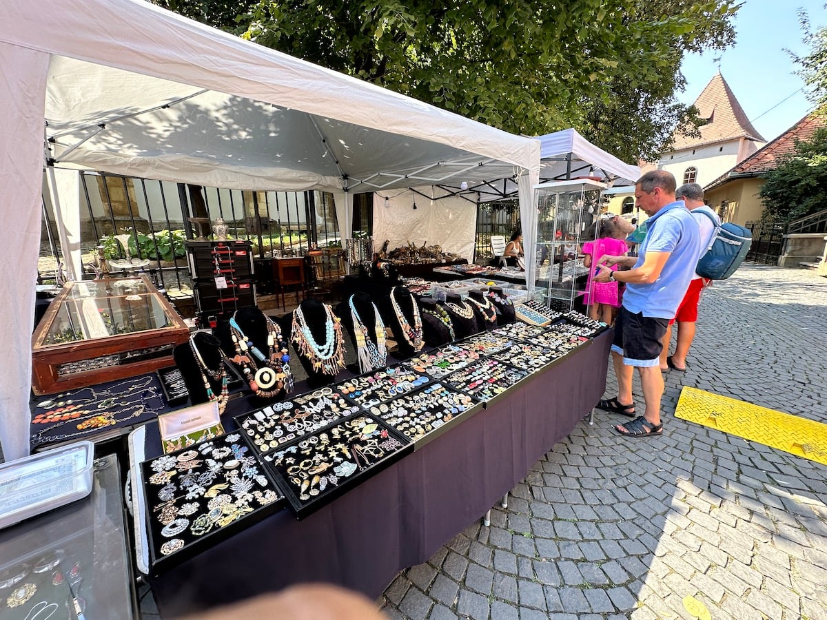 Vizitați „Târgul de antichități și handmade” din Piața Huet. „Nu suntem o piață, ci un târg definit prin muncă și migală”