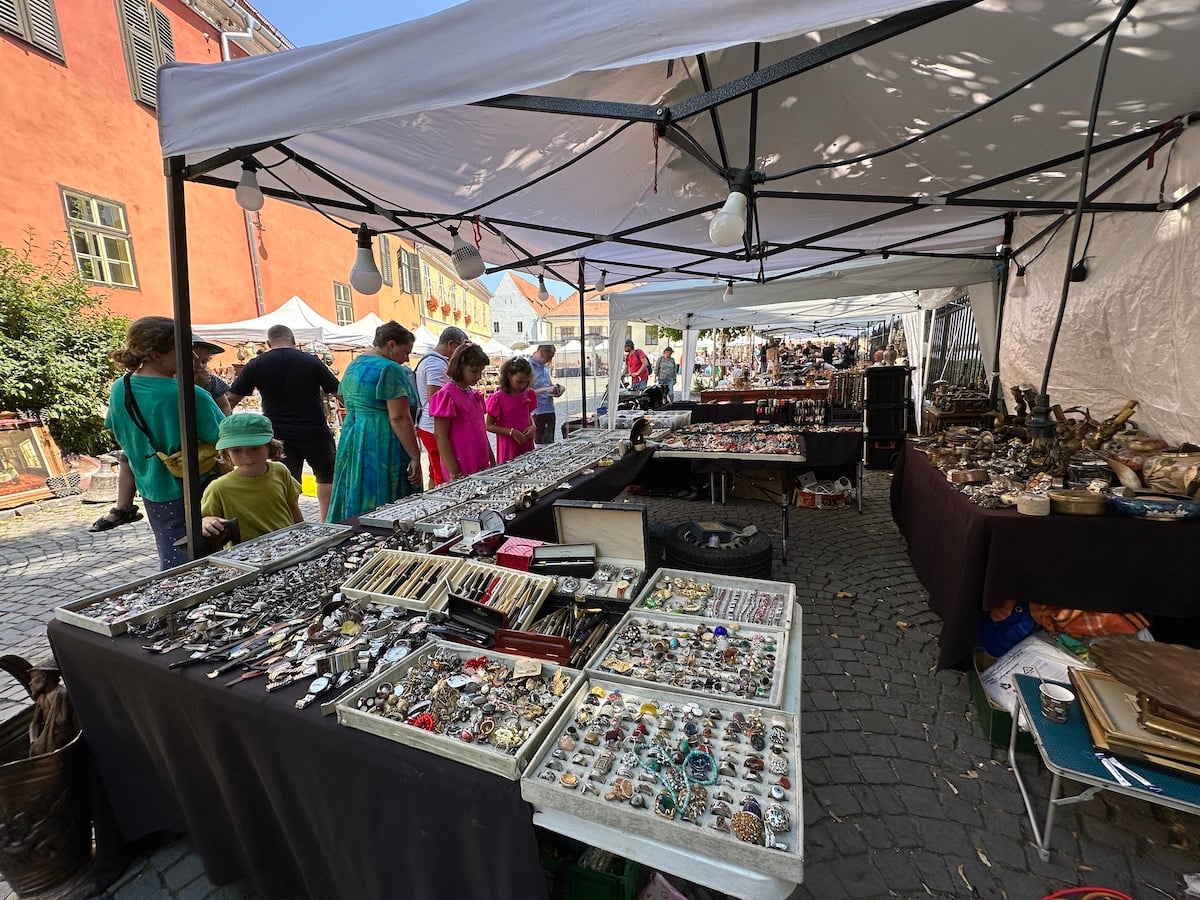 Vizitați „Târgul de antichități și handmade” din Piața Huet. „Nu suntem o piață, ci un târg definit prin muncă și migală”