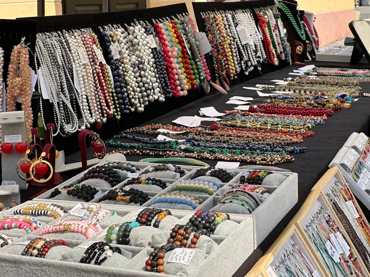 Vizitați „Târgul de antichități și handmade” din Piața Huet. „Nu suntem o piață, ci un târg definit prin muncă și migală”