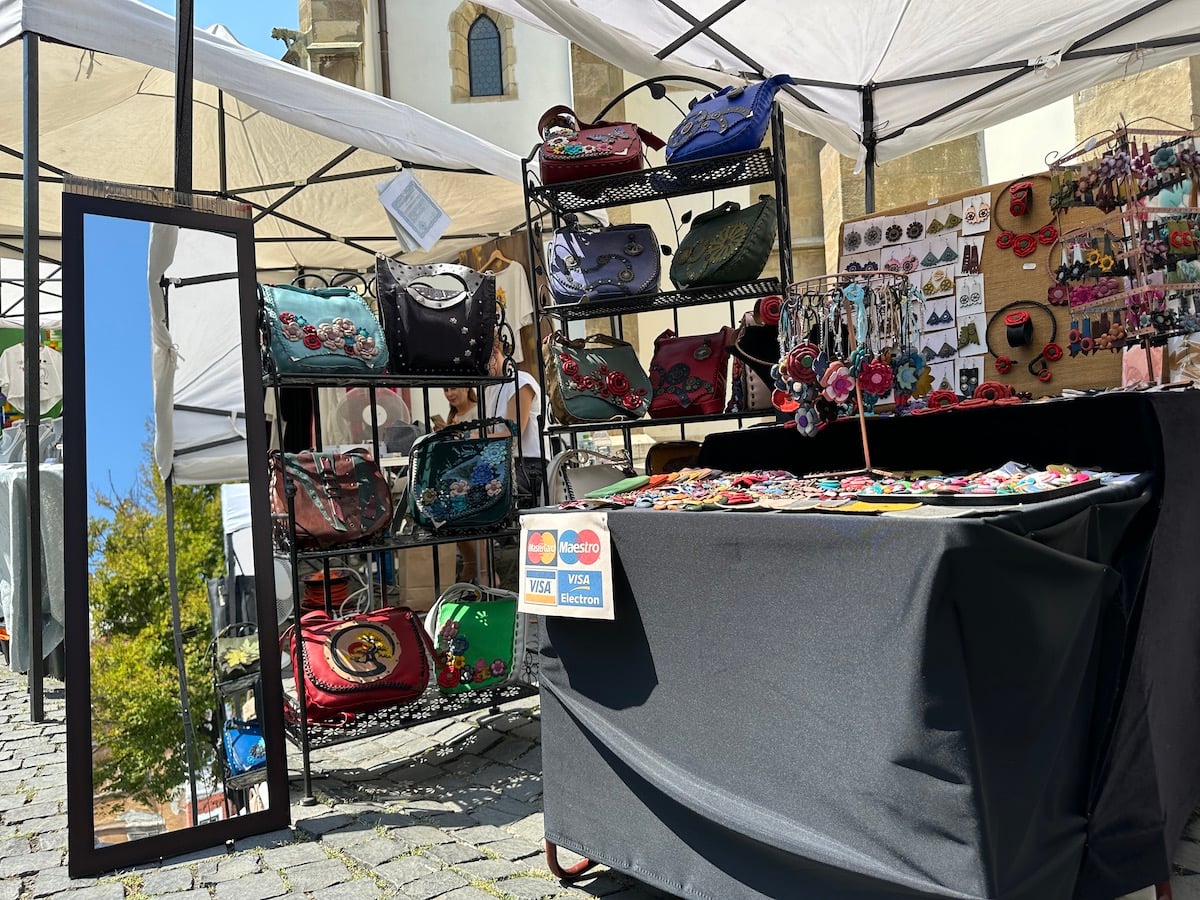 Vizitați „Târgul de antichități și handmade” din Piața Huet. „Nu suntem o piață, ci un târg definit prin muncă și migală”