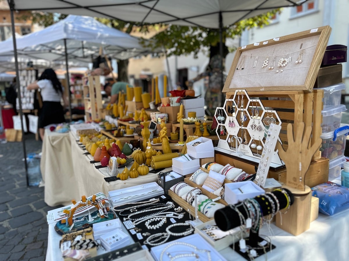 Vizitați „Târgul de antichități și handmade” din Piața Huet. „Nu suntem o piață, ci un târg definit prin muncă și migală”