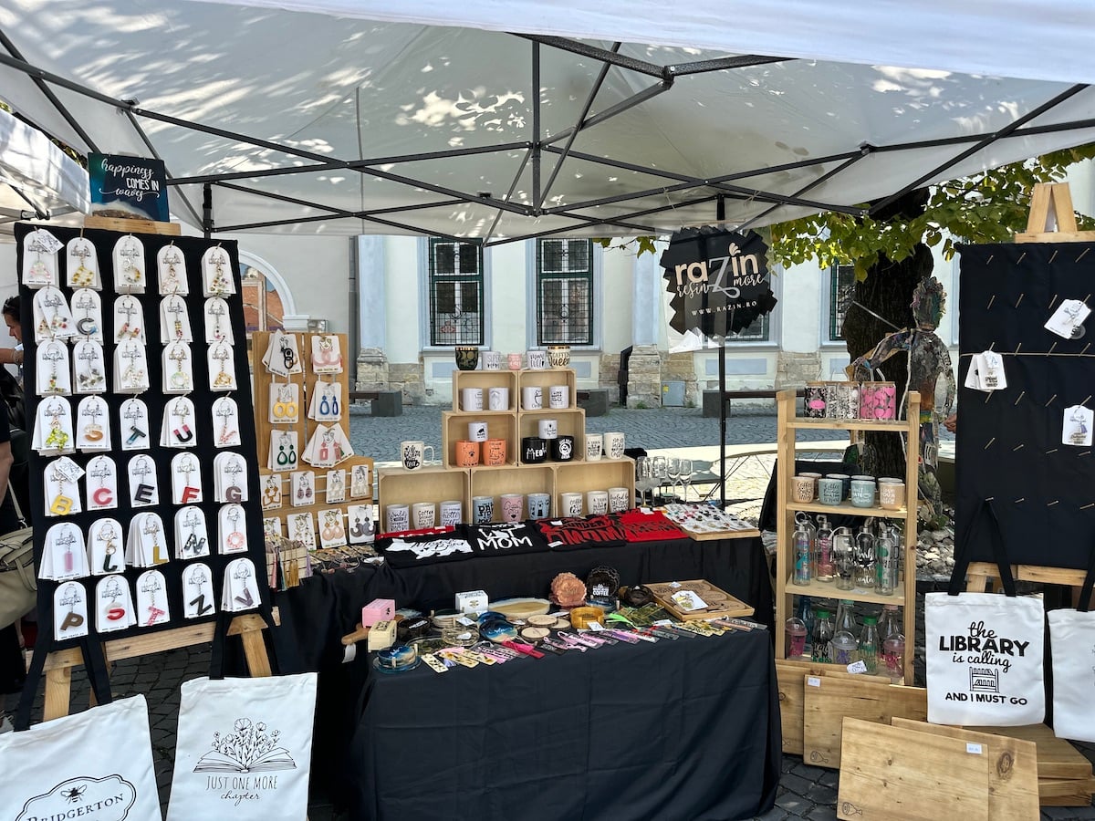 Vizitați „Târgul de antichități și handmade” din Piața Huet. „Nu suntem o piață, ci un târg definit prin muncă și migală”