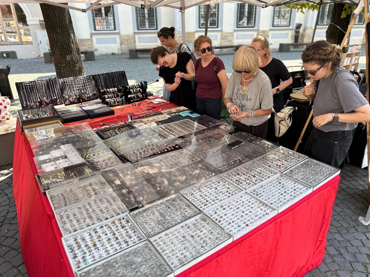 Vizitați „Târgul de antichități și handmade” din Piața Huet. „Nu suntem o piață, ci un târg definit prin muncă și migală”