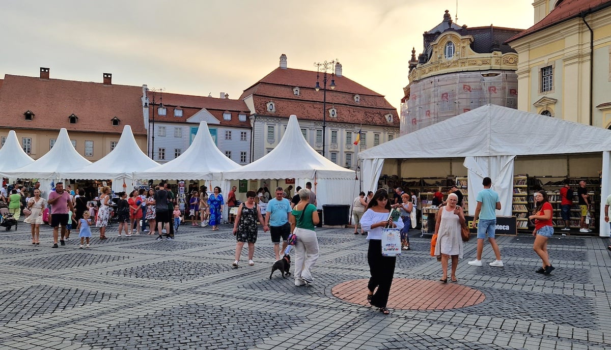 Finalul Târgului de carte Gaudeamus, din Piața Mare: „Seara se aglomera, dar era plin de turiști, nu de localnici”