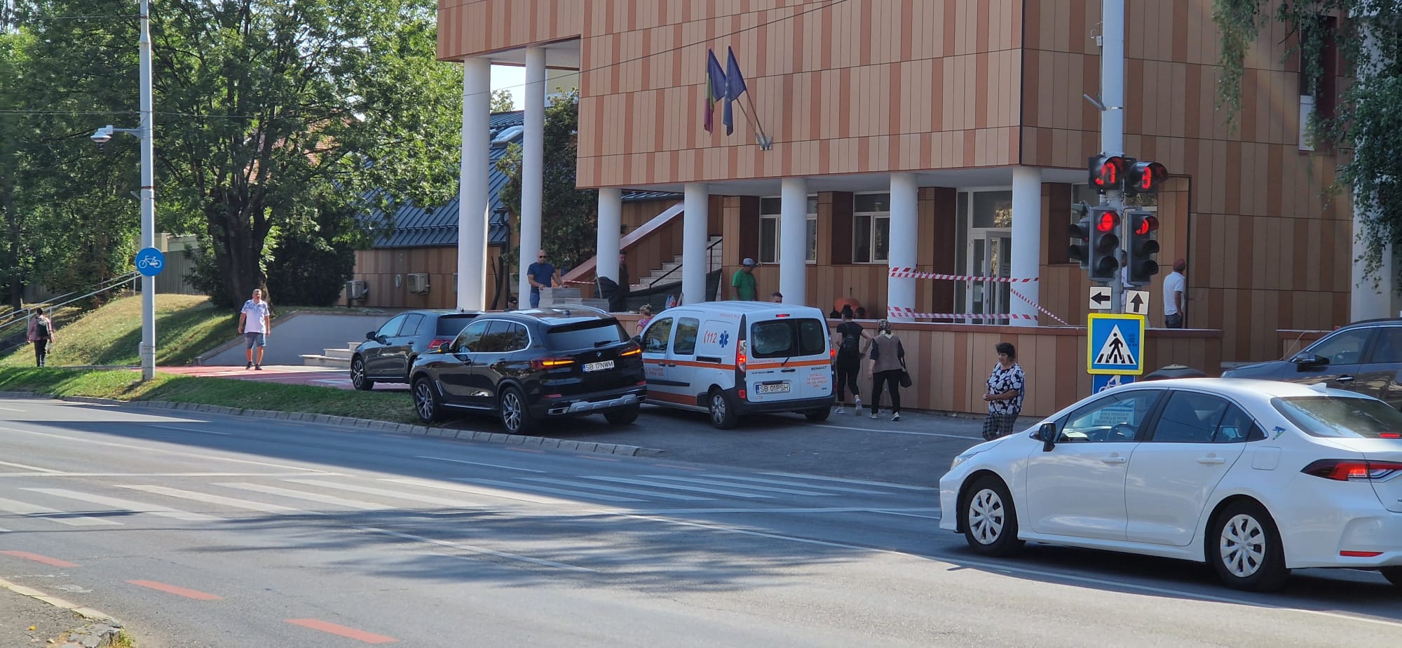 Mașină de salvare cu pacient, blocată de șoferii care parchează neregulamentar