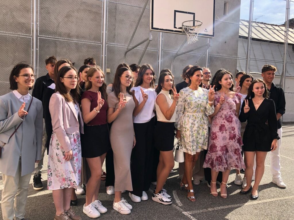 carmen-iohannis-inceput-de-an-scolar2-wlqx