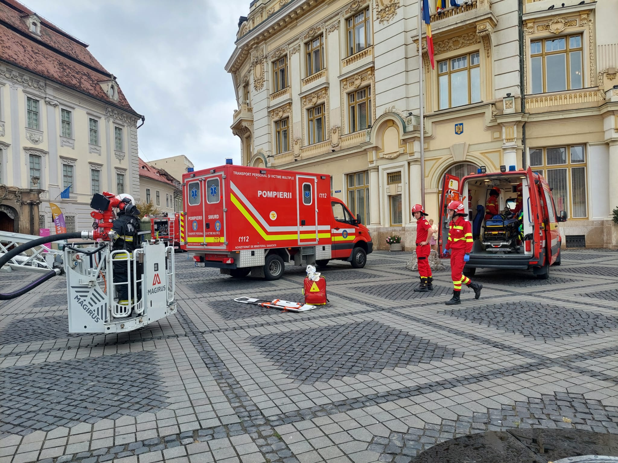 Actualizare. Exercițiu ISU la Brukenthal.  Au fost salvate persoane aflate la etajele superioare ale muzeului